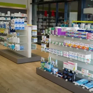 Blick in die Apotheke auf mehrere Insel-Regale mit Produkten