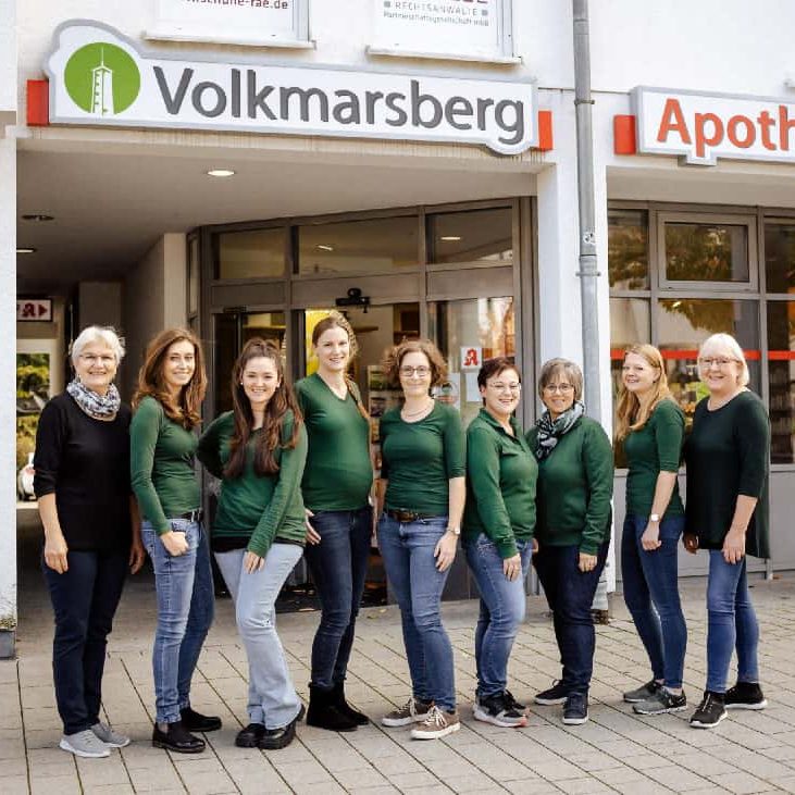 Teambild der Mitarbeiter vor der Volkmarsberg Apotheke Oberkochen